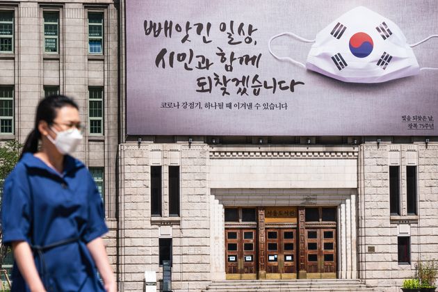 서울시청사 외벽 게시된 마스크 착용 권고 홍보물. 2020년 9월4일. 