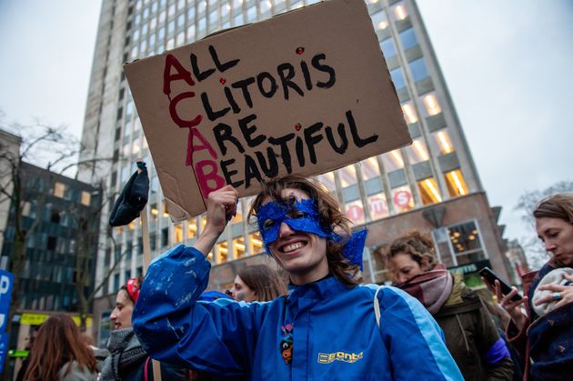 2019년 '국제 여성의 날'을 기념해 벨기에 브뤼셀에서 열린 시위의 한 장면. 참가 여성이 ‘모든 클리토리스는 아름답다’는 플래카드를 들고 있다.