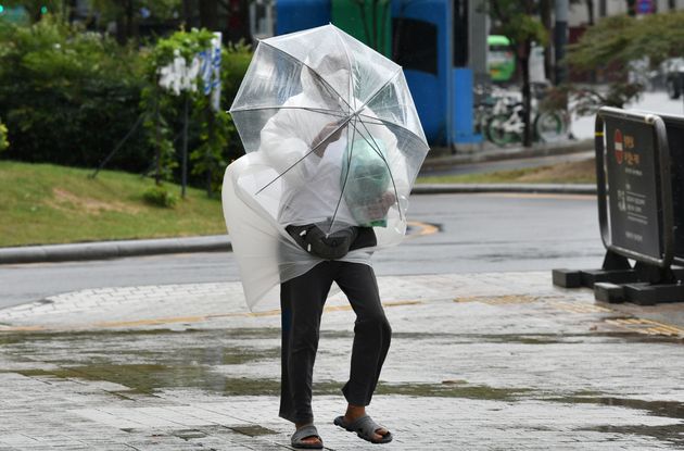 제10호 태풍 '하이선'의 영향으로 강한 바람이 분 서울 도심에서 우산을 쓴 한 시민이 힘겹게 발걸음을 옮기고 있다. 2020년 9월7일.