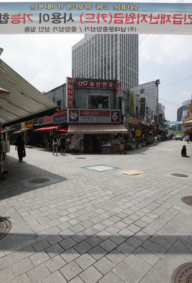 8월 19일 서울 중구 남대문시장 거리에 손님이 없어 한산한 모습을 보이고 있다. 
