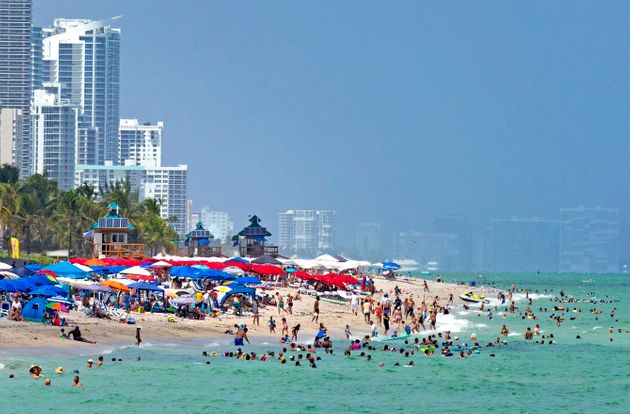 피서객들이 플로리다주의 한 해변에서 해수욕을 즐기고 있다. 2020년 9월6일.