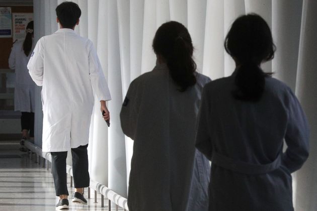 전공의들이 집단휴진 끝에 업무에 복귀한 8일 오전 서울 서초구 서울성모병원에서 의료진들이 업무를 보고 있다.