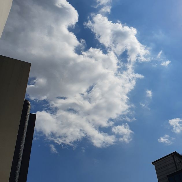 서울 마포구 공덕동 허프포스트코리아 사무실에서 바라본 하늘.