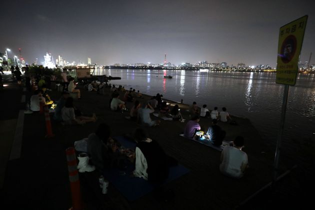 코로나19 확산 방지를 위해 주요 한강공원 내 밀집지역에 대한 시민 출입이 통제된 8일 저녁 서울 마포구 한강공원망원지구가 많은 시민들로 북적이고 있다.