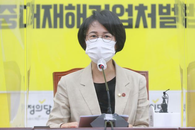 강은미 정의당 신임 원내대표가 9일 오전 서울 여의도 국회에서 열린 의원총회에서 발언을 하고 있다.