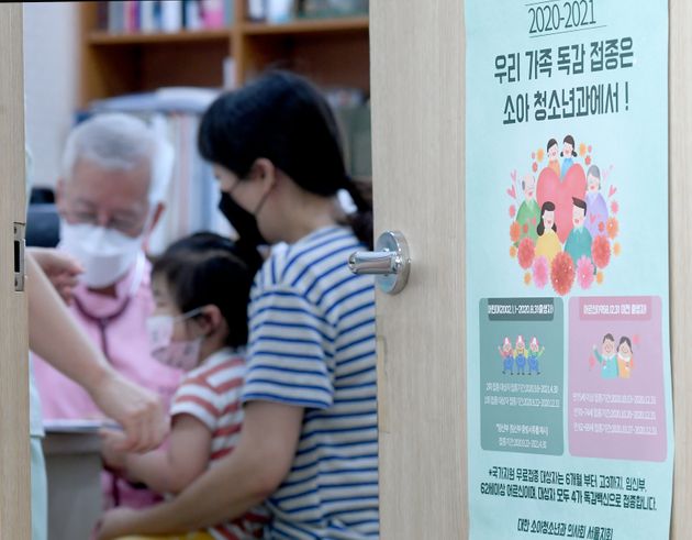 인플루엔자(독감) 국가예방접종 시행 첫 날인 9월 8일 오전 서울 송파구의 한 소아병원에서 의사가 예방접종을 위해 어린이 검진을 하고 있다.