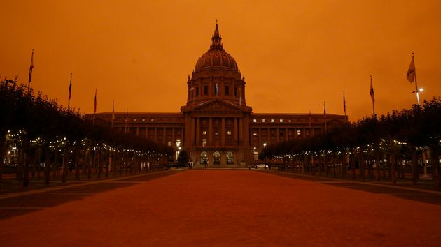 9일 오전, 미국 캘리포니아주 샌프란시스코 시청이 붉은 하늘로 뒤덮여있다. 