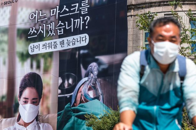 9월 4일 서울시 마스크 착용 의무화 광고 앞을 지나는 한 시민의 모습.