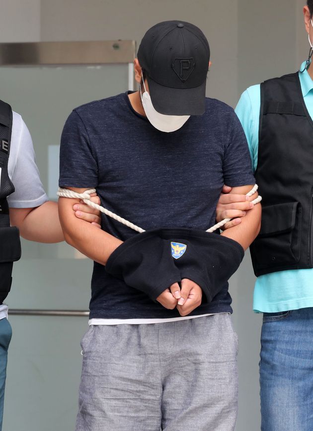 10일 오후 강도살해범 A씨(29)가 제주동부경찰서에서 검찰로 송치되고 있다.