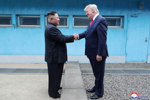 도널트 트럼프 미국 대통령과 김정은 북한 국무위원장이 판문점에서 만나 악수하는 모습. 2019.6.30