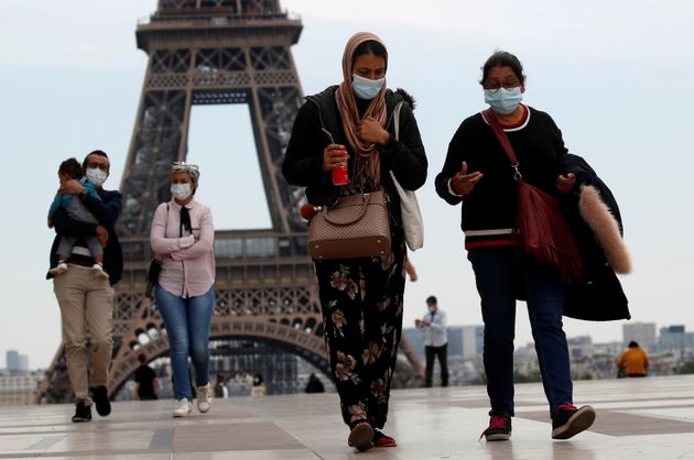 5월 파리에서 마스크를 쓴 시민들이 걷고 있다.