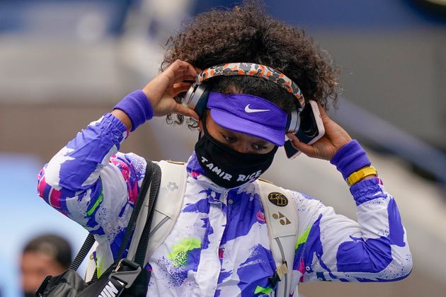 오사카 나오미는 이번 US오픈 대회 기간 동안 인종차별적 법집행 과정에서 목숨을 잃은 흑인들의 이름이 새겨진 마스크를 쓰고 경기장에 등장했다. 사진은 결승전을 앞두고 경기장에 입장하는 오사카 나오미. 뉴욕, 미국. 2020년 9월12일.