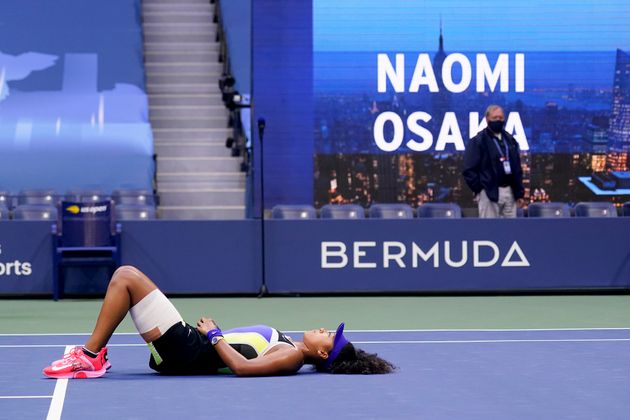 US오픈 테니스 여자 단식 결승에서 빅토리야 아자란카를 꺾고 우승을 확정한 오사카 나오미가 코트 위에 누워 천장을 바라보고 있다. 뉴욕, 미국. 2020년 9월12일.