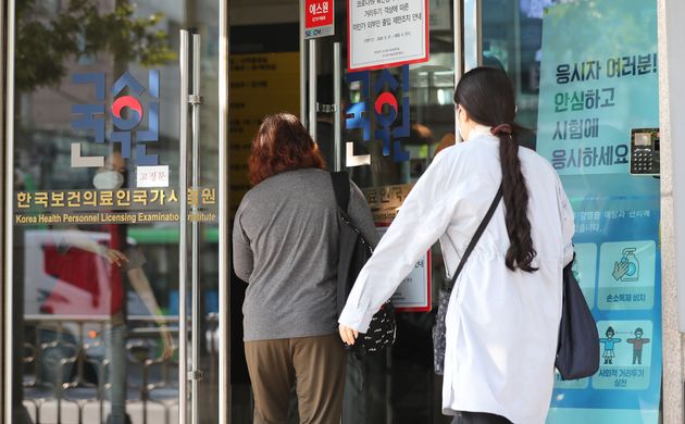 지난 10일 오전 서울 광진구 한국보건의료인국가시험원(국시원) 본관에 관계자들이 시험장으로 향하고 있다.