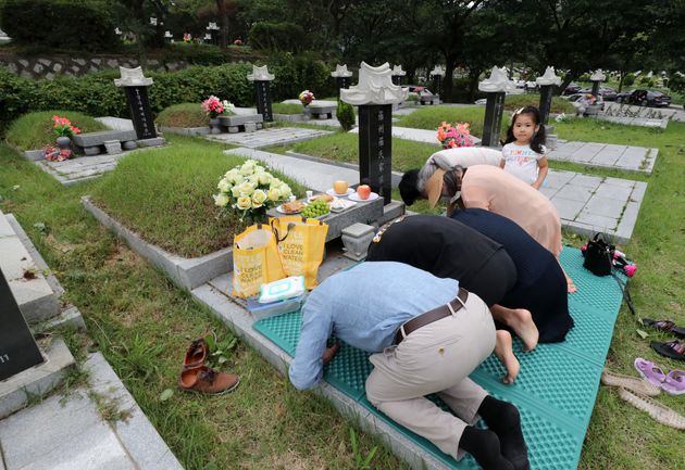 지난해 9월8일 추석을 앞두고 인천시 인천가족공원묘지를 찾은 시민들이 성묘를 하고 있다.