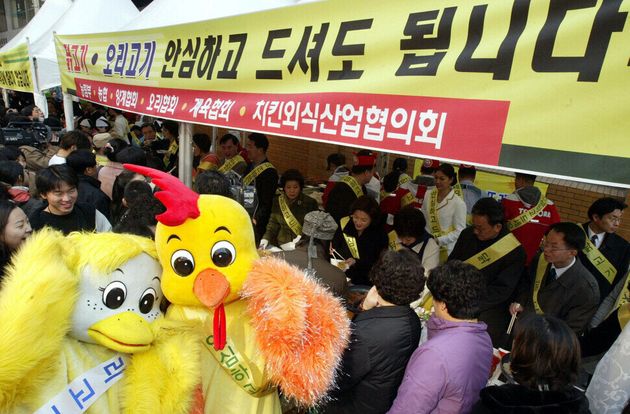 '닭고기, 오리고기, 안심하고 드셔도 됩니다.” 조류독감이 돌면 사람들이 닭고기를 꺼리기 때문에 영세한 치킨집들이 타격을 받는다. 2004년에 서울 명동에서 닭고기 먹기 캠페인을 벌이는 모습이다. 이정용 기자가 찍었다.