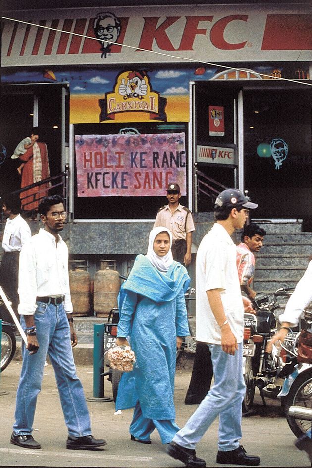 케이에프씨는 인도에도 진출했다. 민족주의자들이 매장을 습격하고 지식인들이 “인도 입맛과 맞지 않는다”며 애써 외면했지만, 세계화의 흐름은 인도에도 예외가 아니었다. 1998년 <한겨레21>에 실린 인도 현지의 사진이다.