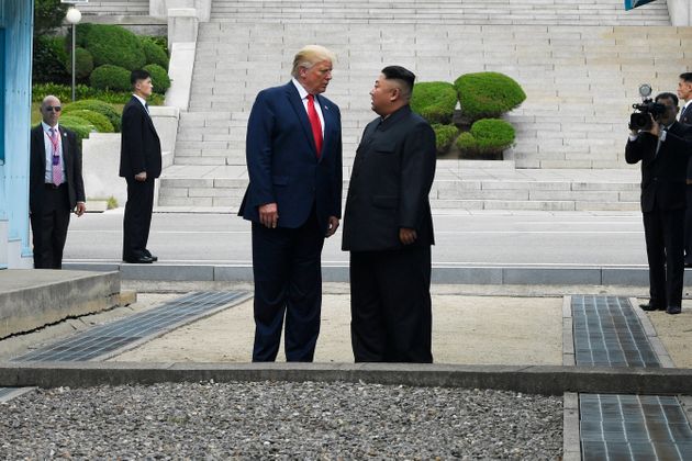 (자료사진) 판문점에서 만난 도널드 트럼프 미국 대통령과 김정은 북한 국무위원장이 비무장지대 북측에서 인사를 나누고 있다. 2019년 6월30일.