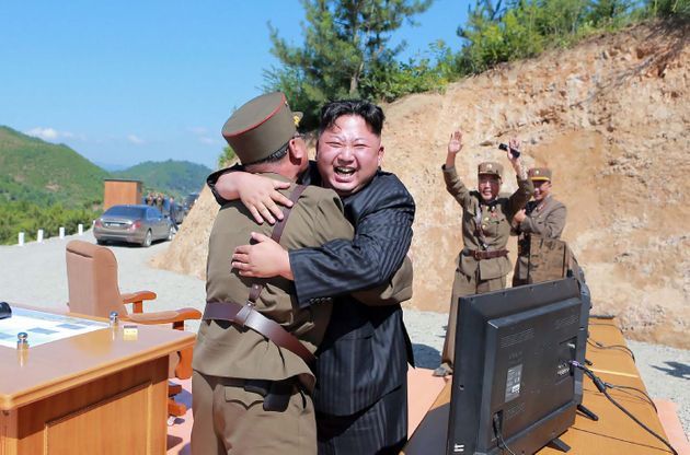 (자료사진) 김정은 북한 국무위원장이 화성-14호 발사 성공을 축하하고 있다. 조선중앙통신 제공. 2017년 7월4일.