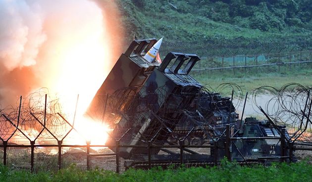 (자료사진) 국군과 주한미군이 동해상으로 전술지대지 미사일 에이태킴스(ATACMS) 발사 연습을 하고 있다. 한국 국방부 제공. 2017년 7월29일. 