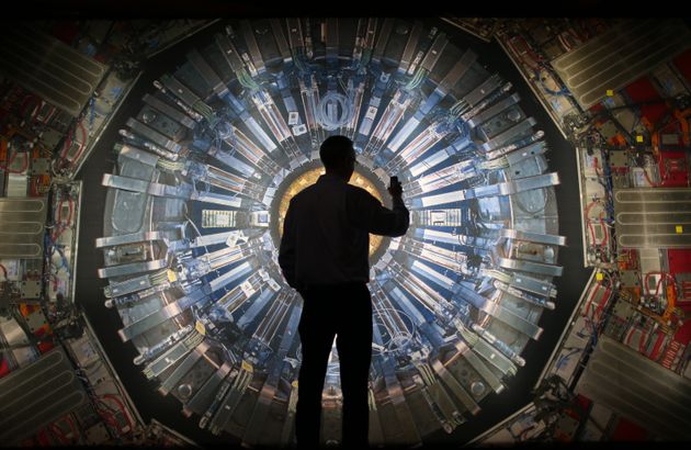영국 런던 - 11월 12일: 한 관람객이 2013년 11월 12일 영국 런던에서 열린 과학박물관 '콜라이더' 전시회에서 대형강입자충돌기(LHC)의 대형 등불 이미지 사진을 찍고 있다. 제네바에 있는 유럽입자물리연구소(CERN)에서는 입자충돌기를 이용해 '빅뱅' 실험을 한 후 신의 입자라 불린 '힉스 입자'를 입증해낸다.