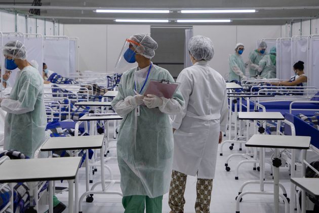 브라질 상파울루 인은 ABC연방대학에 마련된 임시병원에서 의료진들이 코로나19 환자들을 돌보고 있다. 2020년 9월9일.