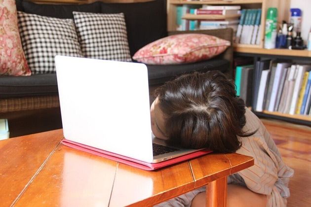 원격수업을 듣던 한 초등학생이 노트북에 머리를 대고 있다.