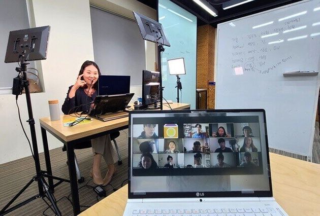 2020년 5월 서울 공립형 대안학교 오디세이학교에서 ‘실시간 쌍방향 수업’을 하고 있다