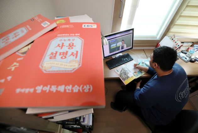 지난 4월, 고3 수험생이 서울 강서구의 집에서 원격수업을 듣고 있다