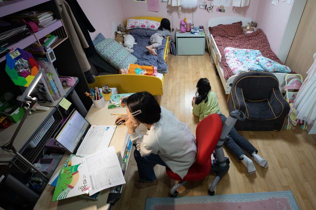 지난 4월, 서울시내 한 가정에서 초등학교 3학년 부모가 자녀의 원격수업을 준비하고 있다.