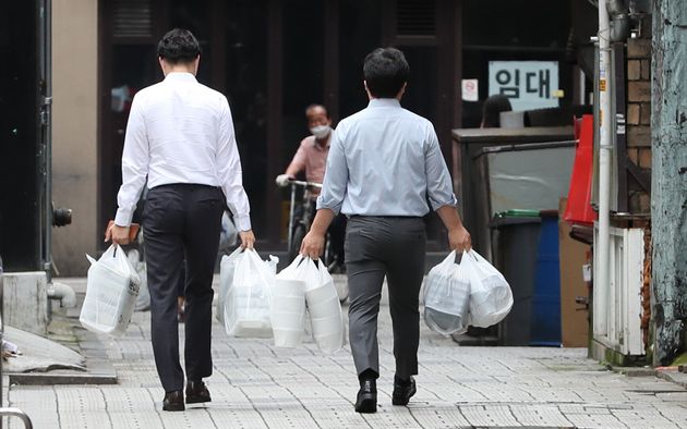 사회적 거리두기 2.5단계가 실행된 8월 31일 서울시내에서 직장인들이 포장한 점심 도시락을 들고 사무실로 향하고 있다.