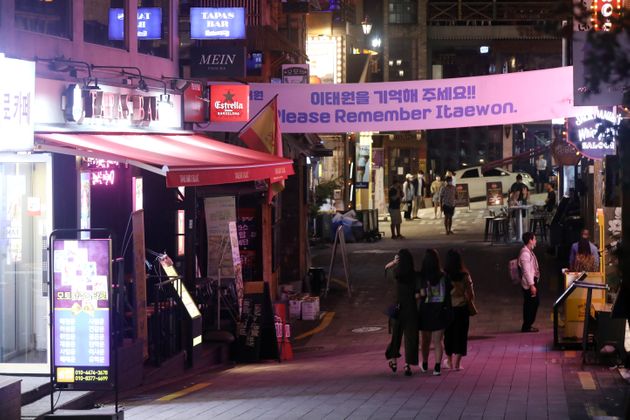 수도권 사회적 거리두기 2.5단계가 시행된 8월 30일 밤 9시가 넘은 시간, 서울 용산구 이태원동 번화가가 한산한 모습을 보이고 있다.