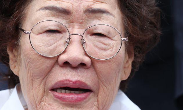 이용수 일본군 위안부 피해자 할머니가 8월 14일 오전 충남 천안 국립망향의동산에서 열린 일본군 위안부 피해자 기림의 날 기념식에 참석해 취재진과 인터뷰를 하고 있다. 