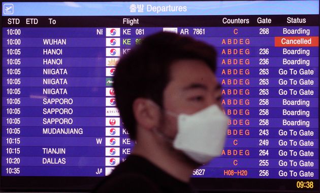 1월 30일 오전 인천국제공항 출국장 안내판에 우한행 항공편 결항을 알리고 있다.