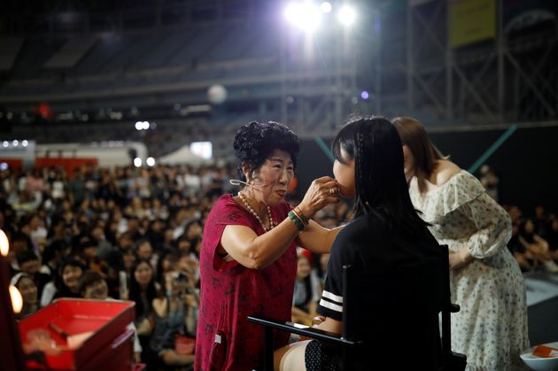 유튜버 박막례(73) 씨가 2017년 7월 16일 서울 다이아페스티벌 기간 중 한 메이크업 쇼에서 자원봉사자에게 메이크업을 하고 있다.