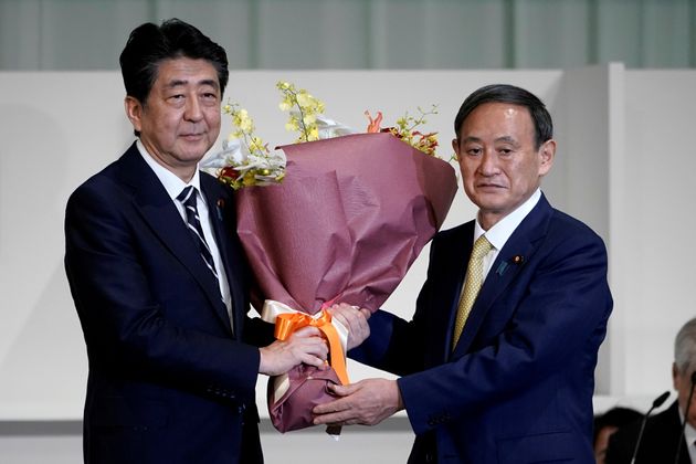 자민당 총재 선거에서 당선된 스가 요시히데 관방장관과 아베 신조 총리가 기념촬영을 하고 있다. 도쿄, 일본. 2020년 9월14일.