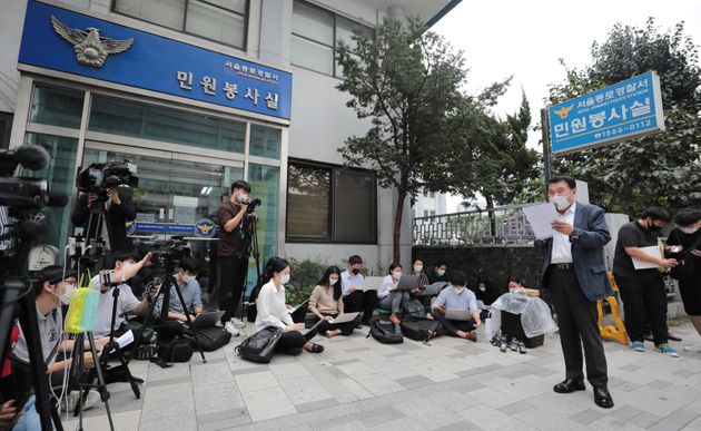최인식 8.15 비대위 사무총장이 16일 오후 서울종로경찰서 앞에서 1000명 규모의 개천절 집회신고에 앞서 기자회견을 열어 입장을 밝히고 있다. 