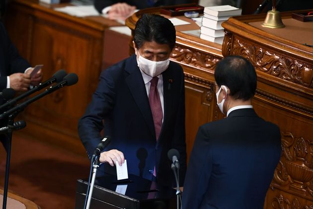 16일 아베 신조 전 일본 총리가 차기 총리 선거 투표를 하는 모습.