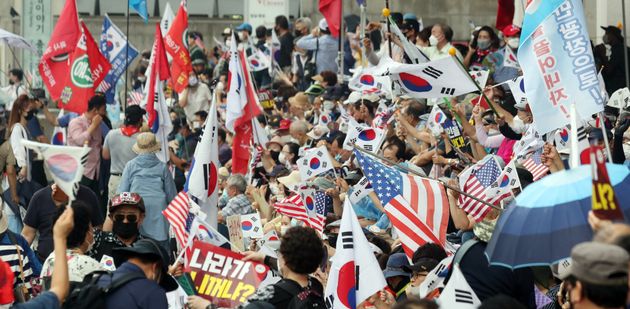 보수단체 회원들이 15일 서울 광화문 광장 일대에서 집회를 하고 있다. 2020.8.15