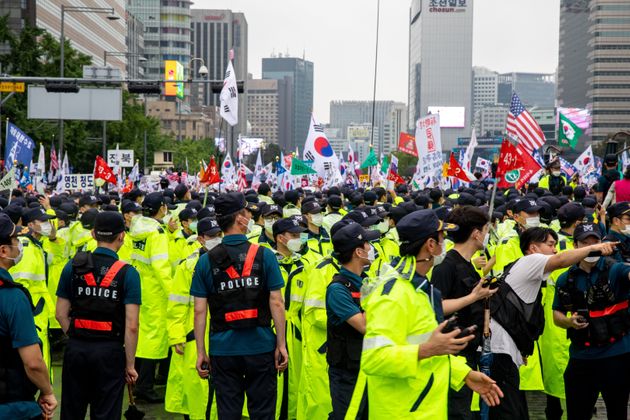 8월 14일 서울 광화문 집회 참가자들이 경찰과 충돌하고 있다.