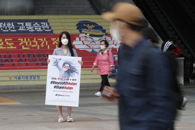 이설아 세계시민선언 공동대표가 17일 오후 서울 용산역 앞에서 영화 '뮬란' 보이콧 1인 시위를 하고 있다. 2020.9.17