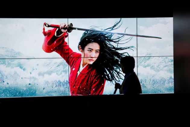 자료사진. 9월 중국의 한 극장가에 걸린 '뮬란' 홍보 이미지