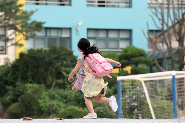 8월 18일 오전 경기도 수원시내 한 초등학교에서 어린이가 등교하고 있다.