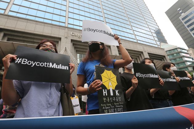 한국의 홍콩 시위 지지자들이 영화 '뮬란' 보이콧 운동을 하고 있다.