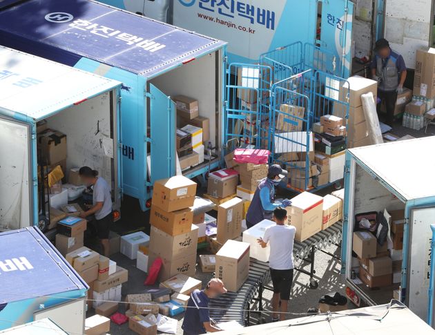 18일 서울 시내의 한 택배 물류센터에서 관계자들이 택배 물품을 분류하고 있다. 