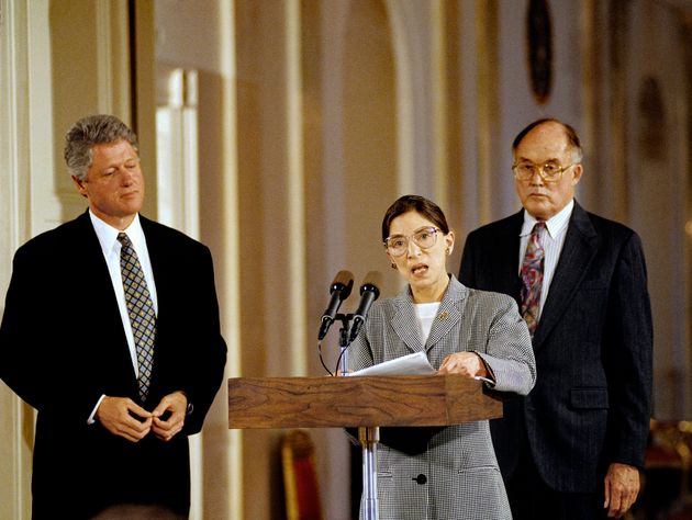 (자료사진) 빌 클린턴 대통령이 연방대법관에 지명한 루스 베이더 긴즈버그가 백악관 기자들 앞에서 입장을 발표하고 있다. 1993년, 8월10일.