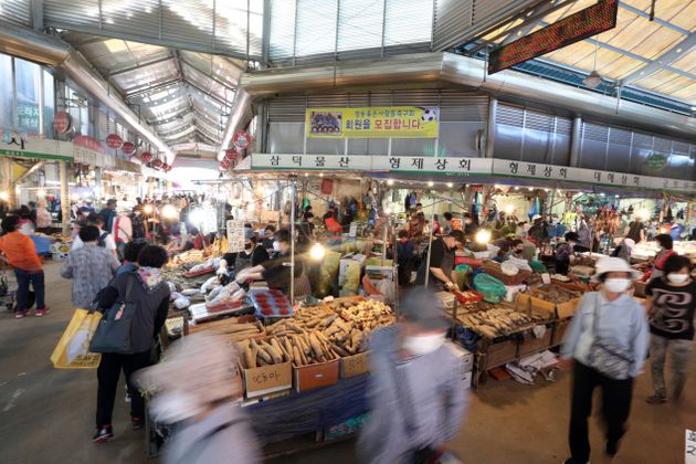 추석 명절을 열흘 앞둔 20일 오후 서울 동대문구 경동시장을 찾은 시민들이 장을 보고 있다.