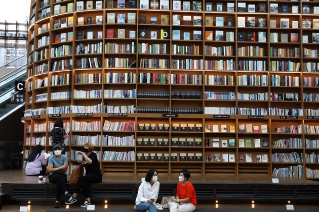 서울 코엑스 스타필드 '별마당 도서관'에서 시민들이 대화를 나누고 있다. 2020년 9월15일. 