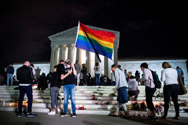 루스 베이더 긴즈버그 연방대법관 추모 인파가 연방대법원 앞으로 모여든 가운데 한 남성이 성소수자를 상징하는 레인보우 깃발을 흔들고 있다. 2020년 9월18일.