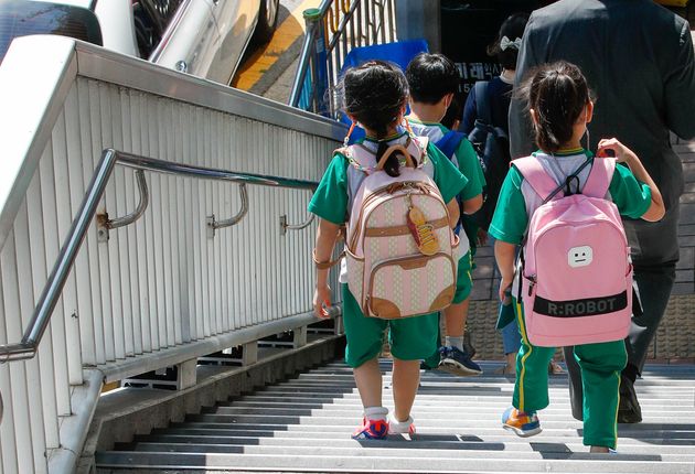 수도권의 유치원과 초·중·고등학교 등교가 재개된 21일 오전 서울 강동구 한산초등학교에서 수업을 마친 학생들이 하교하고 있다.